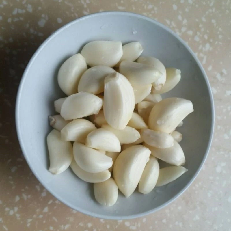 Čerstvý olúpaný cesnak